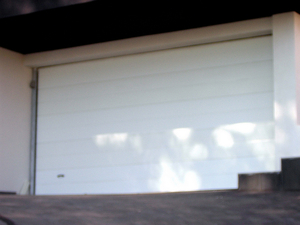 Liso o unicanalado (blanco o imitación madera) 