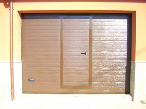 Ventanas climalit, rejillas ventilación, puerta peatonal